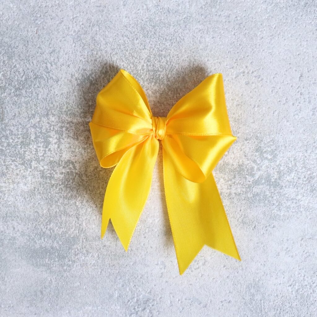 Saténová stuha 40 mm žlutá – detail mašle